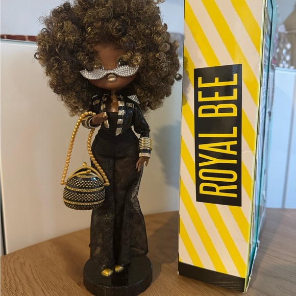 LOL Surprise OMG Royal Bee Fashion Doll - Picture 3 of 4
